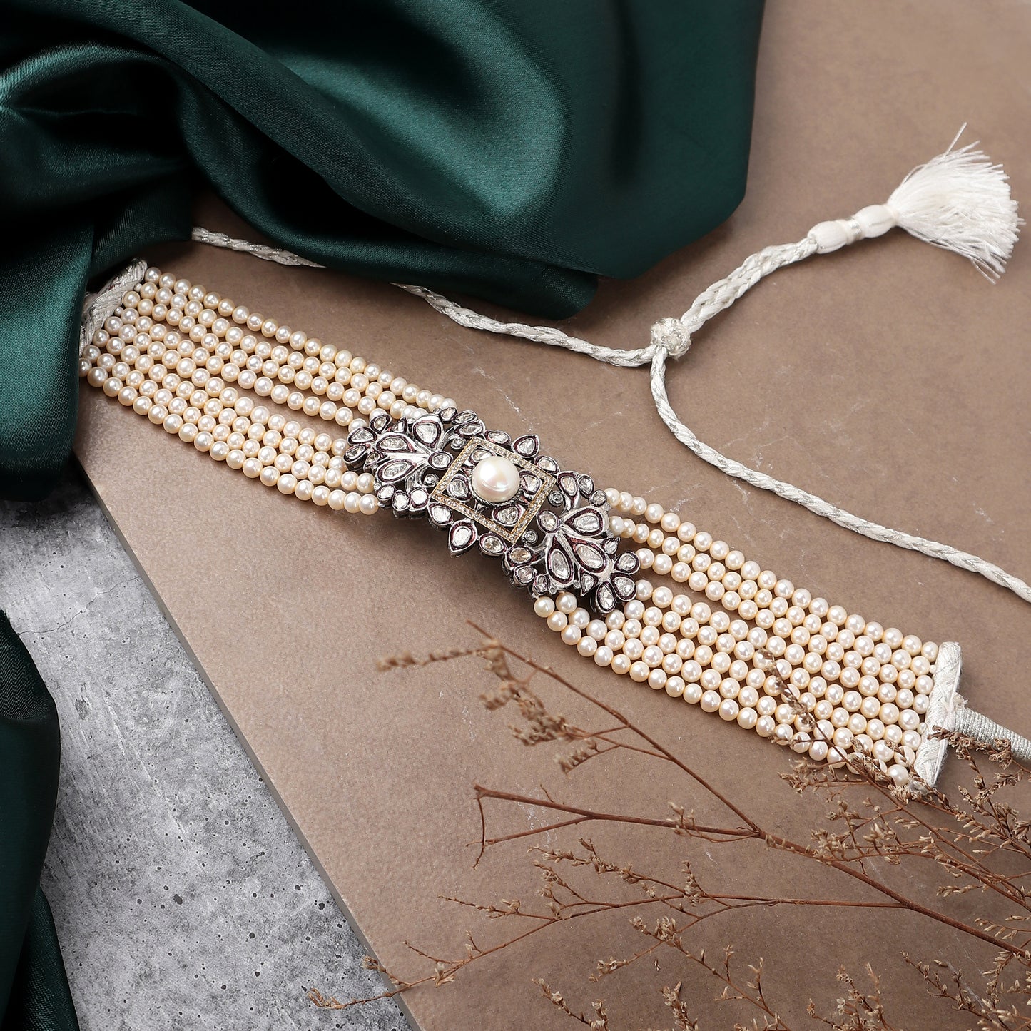 Gul Choker